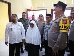 Pj Bupati Iswanto Dampingi Kapolda Aceh Serahkan Kunci Rumah Dhuafa di Ladong