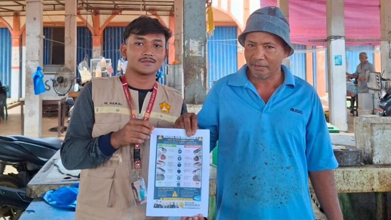 Mahasiswa KKN Reguler-84 USK Edukasi Masyarakat tentang Perlu nya Memilih Ikan Segar Bebas Formalin di Pasar Ulee Gle Pidie Jaya