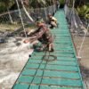Personil Kodim 0108/Aceh Tenggara dan Warga Desa Jambur Mamang Pasang Pagar Pengaman