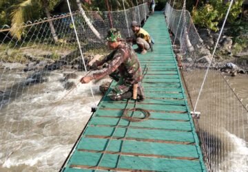Personil Kodim 0108/Aceh Tenggara dan Warga Desa Jambur Mamang Pasang Pagar Pengaman