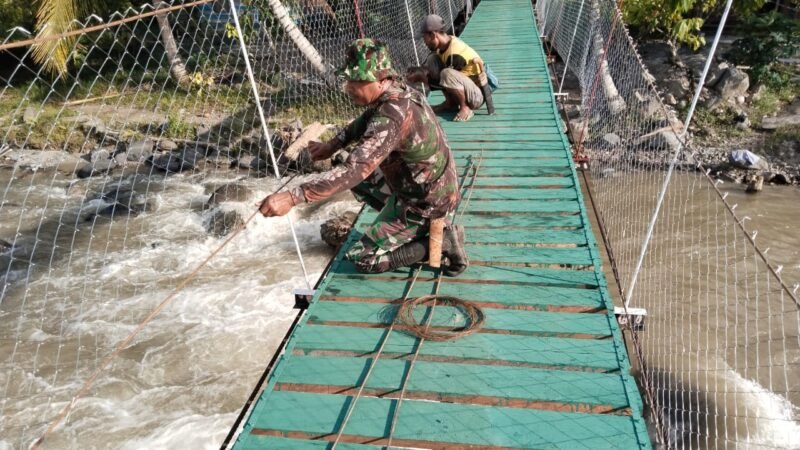 Personil Kodim 0108/Aceh Tenggara dan Warga Desa Jambur Mamang Pasang Pagar Pengaman