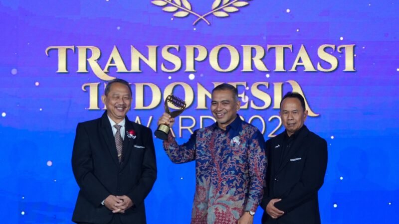 Gubernur Muzakir Manaf Raih Transportasi Indonesia Award 2026