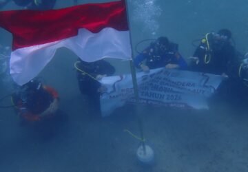 Bendera Merah Putih Berkibar di Dasar Laut Krueng Raya