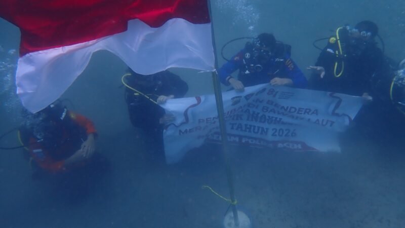 Bendera Merah Putih Berkibar di Dasar Laut Krueng Raya