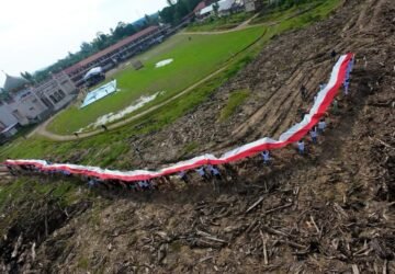 BSI Kibarkan Merah Putih 81 Meter, Titipkan Semangat Bangkit untuk Aceh Tamiang
