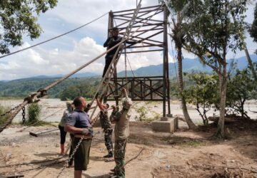 TNI dan Masyarakat Gotong Royong Perkuat Jembatan Gantung Penghubung Dua Desa di Aceh Tenggara