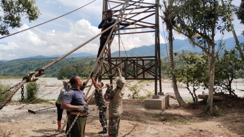 TNI dan Masyarakat Gotong Royong Perkuat Jembatan Gantung Penghubung Dua Desa di Aceh Tenggara