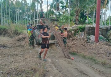 Kodim 0108/Agara  dan Warga Kompak Turunkan Material Pondasi Jembatan Gantung Perintis Garuda