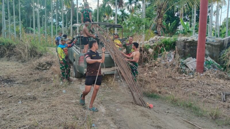 Kodim 0108/Agara  dan Warga Kompak Turunkan Material Pondasi Jembatan Gantung Perintis Garuda