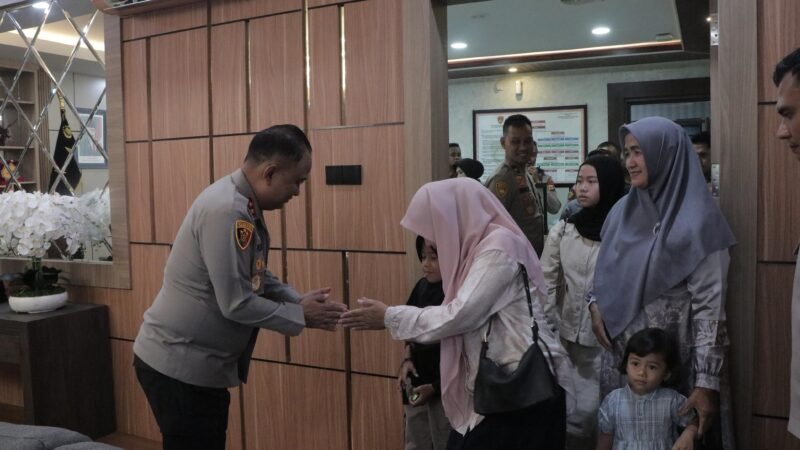 Kapolda Aceh Serahkan Jaminan Kecelakaan Kerja kepada Keluarga Bripka Kurniadi