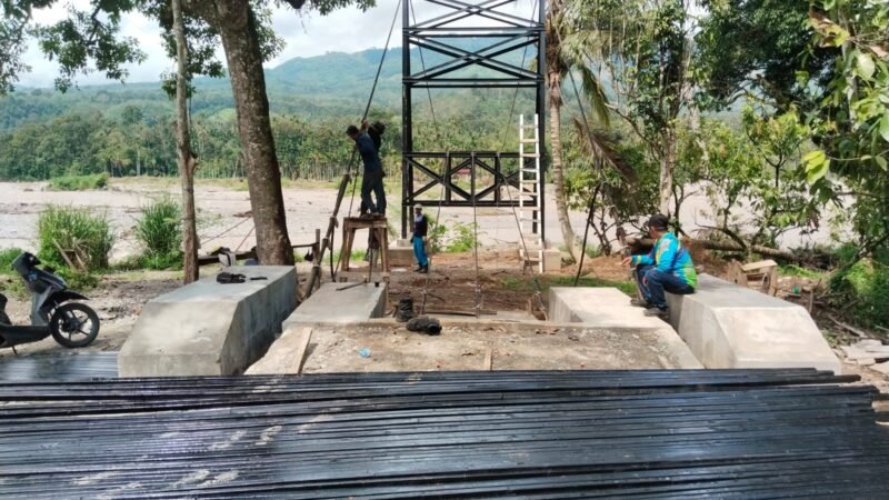 Kodim 0108/Agara Bersama Warga Kebut Pembangunan Jembatan Gantung di Kuta Ujung