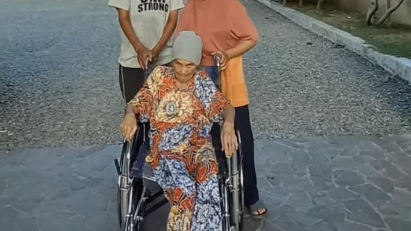 Kursi Roda dari Dinsos Aceh Buat Nek Sariana Kini Bisa Duduk Tenang Tanpa Harus Dipapah