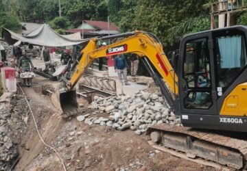 Sambut HUT ke-81 TNI, Kodim 0108/Agara Gotong Royong Perbaiki Jembatan Rusak di Lawe Sikap