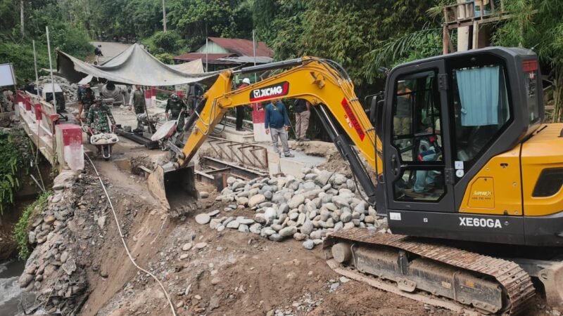 Sambut HUT ke-81 TNI, Kodim 0108/Agara Gotong Royong Perbaiki Jembatan Rusak di Lawe Sikap