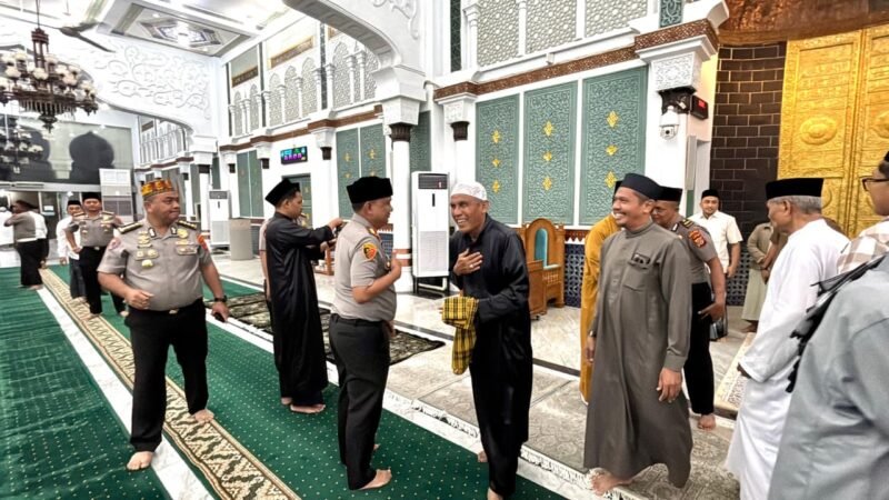Kapolda Aceh Salat Subuh Keliling di Masjid Raya Baiturrahman