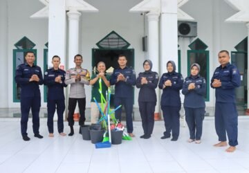 HUT ke-75 Humas Polri, Bidhumas Polda Aceh Bersihkan Masjid di Banda Aceh