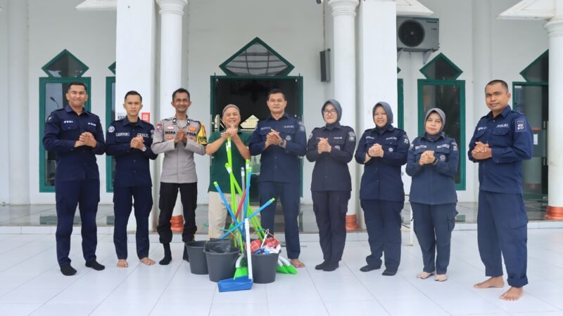 HUT ke-75 Humas Polri, Bidhumas Polda Aceh Bersihkan Masjid di Banda Aceh
