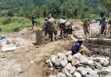 Kodim 0108/Agara dan Warga Gotong Royong Cor Pondasi Jembatan Gantung Lawe Buah Pala