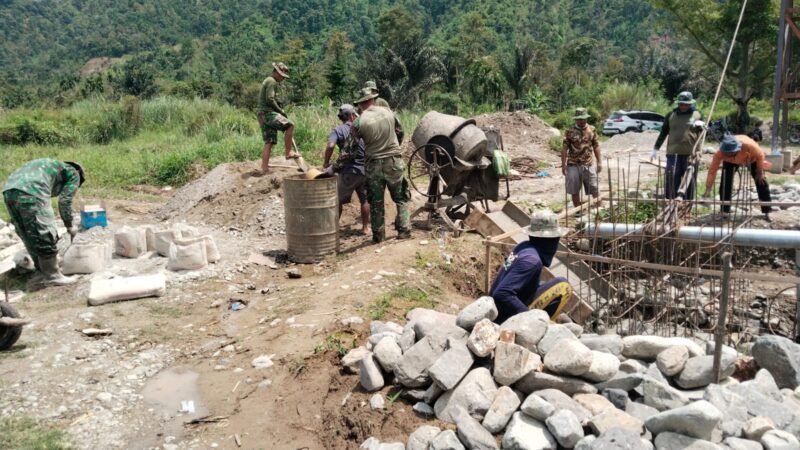 Kodim 0108/Agara dan Warga Gotong Royong Cor Pondasi Jembatan Gantung Lawe Buah Pala