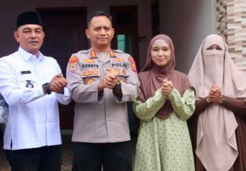 Dirbinmas Polda Aceh Serahkan Beasiswa Ustaz Adi Hidayat untuk 2 Hafiz Qur’an