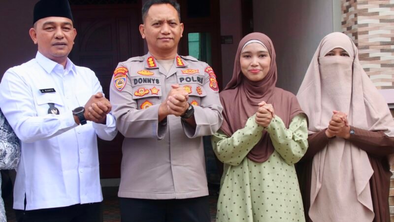 Dirbinmas Polda Aceh Serahkan Beasiswa Ustaz Adi Hidayat untuk 2 Hafiz Qur’an